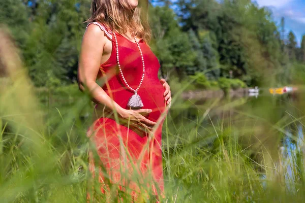 Pregnant woman posing in the woodlands — Stock Photo, Image