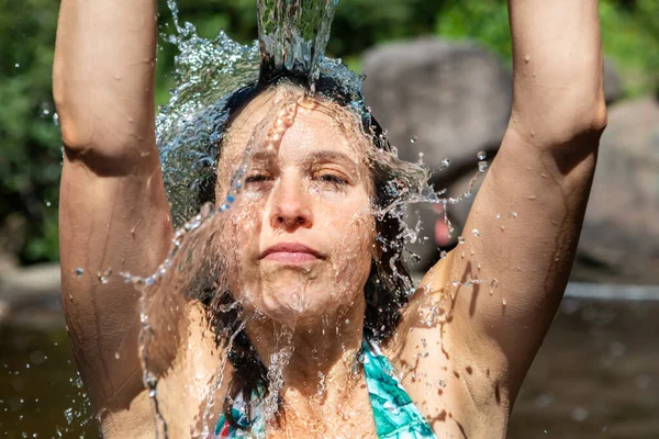 Schöne junge Frau spielt mit Wasser — Stockfoto