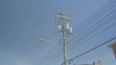 Elektrik transformatörlü elektrik direği