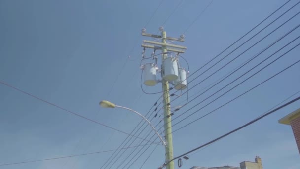 Elektrik transformatörlü elektrik direği — Stok video