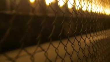 Korunan bir binanın tel örgüsü.