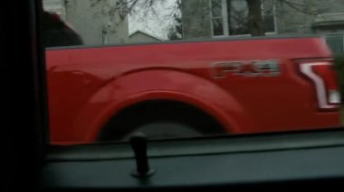 Huysuz bir Kanada kasabasında araba sürmek