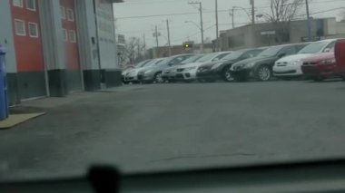 Huysuz bir Kanada kasabasında araba sürmek