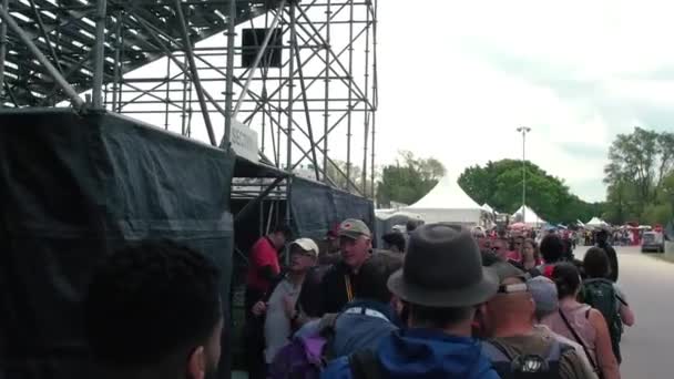 Gente caminando cerca de la enorme tribuna de F-1 — Vídeos de Stock