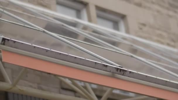 Costruzione soffitto in metallo sul fronte edificio — Video Stock