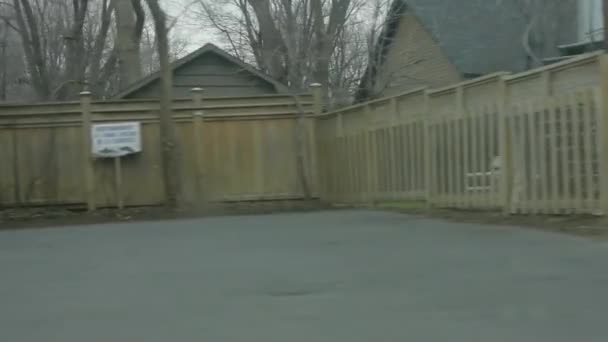 Οδηγώντας ένα αυτοκίνητο σε μια κακόκεφη καναδική πόλη — Αρχείο Βίντεο