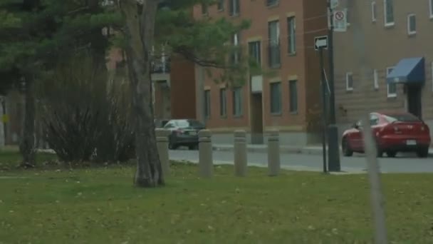 Autorijden in een chagrijnig Canadees stadje — Stockvideo