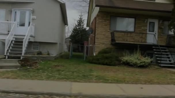 Montando um carro em uma cidade canadense temperamental — Vídeo de Stock