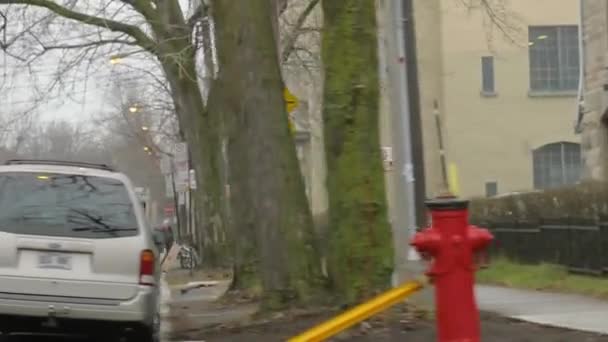 Autofahren in einer launischen kanadischen Stadt — Stockvideo