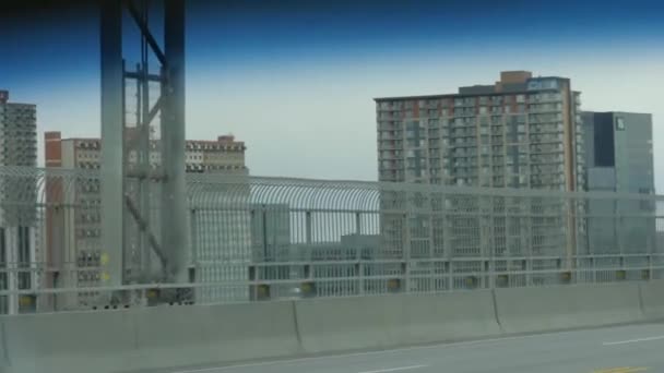 Mengendarai mobil di jembatan Jacques Cartier — Stok Video