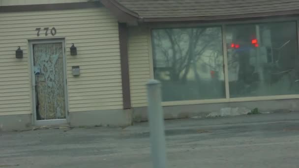 在一个闷闷不乐的加拿大小镇上开车 — 图库视频影像