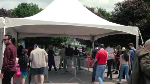 People walking at Formula-1 exhibitions — Stock Video