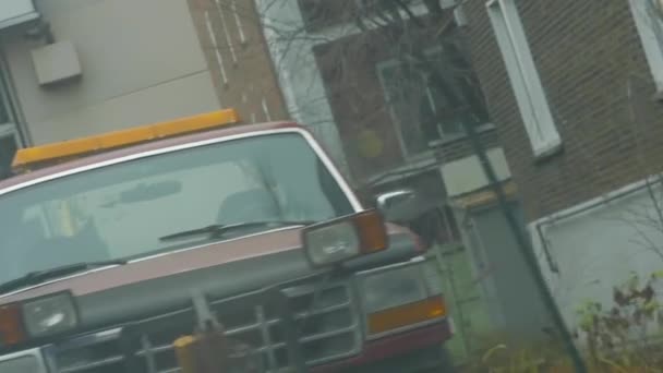 Вождение автомобиля в угрюмом канадском городке — стоковое видео
