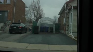 Huysuz bir Kanada kasabasında araba sürmek