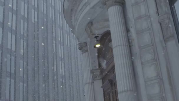 Tempête de neige hivernale dans le centre ville — Video