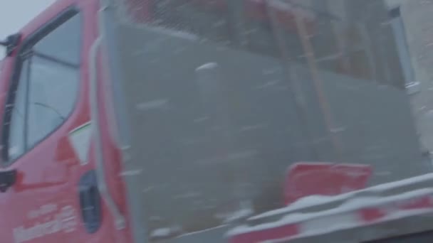 Wintersneeuwstorm in de stad centrum — Stockvideo