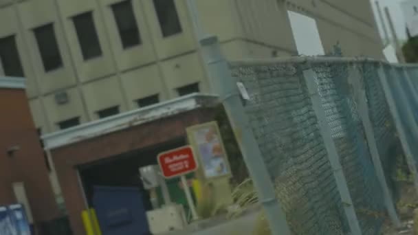 Jízda na autě v náladovém kanadském městě — Stock video
