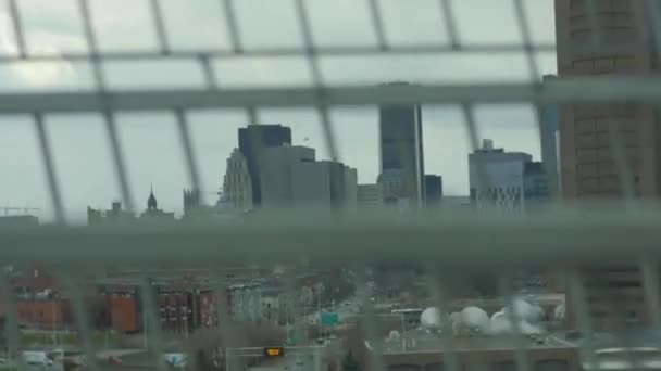 Calarind o masina pe podul Jacques Cartier — Videoclip de stoc