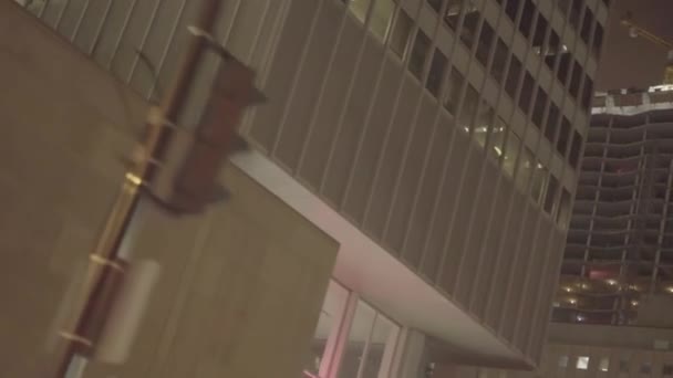 Jízda v centru Montrealu v noci — Stock video