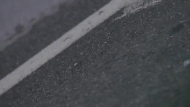 Κοντινό πλάνο επιφάνειας οδικής ασφάλτου — Αρχείο Βίντεο