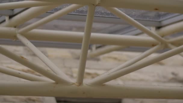 Kovová konstrukce stropu na průčelí budovy — Stock video