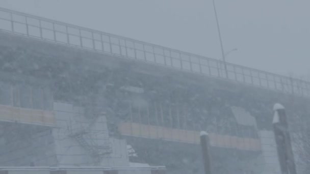 Kraftigt snöfall vid Jacques Cartier-bron — Stockvideo