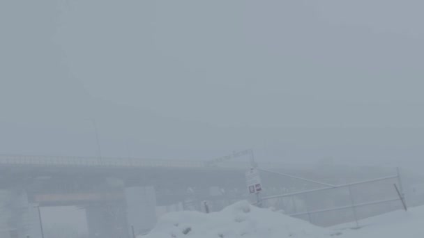 Kraftigt snöfall vid Jacques Cartier-bron — Stockvideo