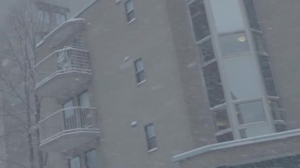 Tempesta di neve invernale nel centro della città — Video Stock