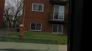 Huysuz bir Kanada kasabasında araba sürmek