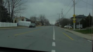 Huysuz bir Kanada kasabasında araba sürmek