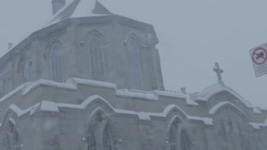 Kar fırtınasında bir kilise binası.