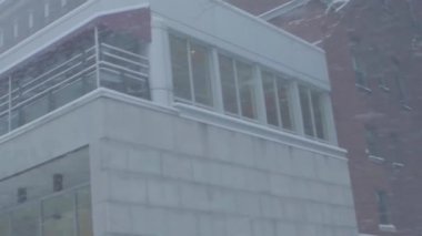 Kar fırtınasında çok katlı bir bina.