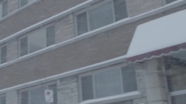 Edificio residencial de varios pisos en tormenta de nieve — Vídeo de stock