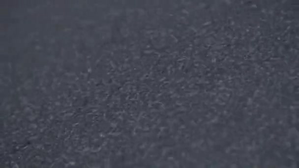 Close-up tiro de uma superfície de asfalto de estrada — Vídeo de Stock