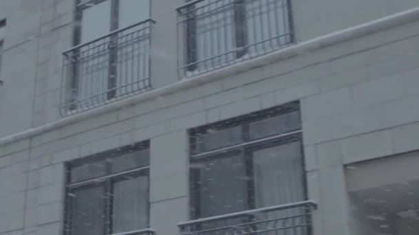 Inverno nevasca no centro da cidade — Vídeo de Stock