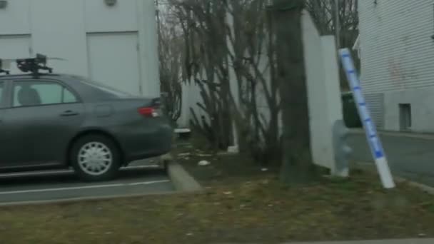 Autót vezetni egy szeszélyes kanadai városban. — Stock videók