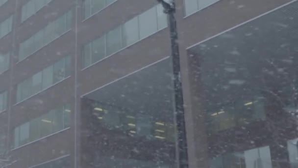 Winterlicher Schneesturm in der Innenstadt — Stockvideo