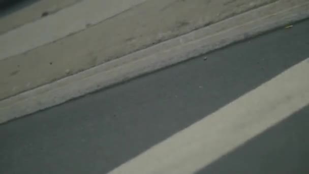 Detailní záběr povrchu asfaltu na silnici — Stock video