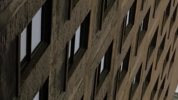 Fachada e janelas de um edifício de tijolo — Vídeo de Stock