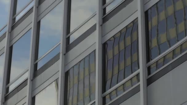 현대 사무실 건물 유리 창문 — 비디오