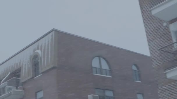 Bostads triplex lägenheter på vinterdagen — Stockvideo