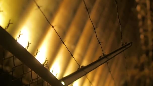 受保护建筑物的铁丝网护栏 — 图库视频影像