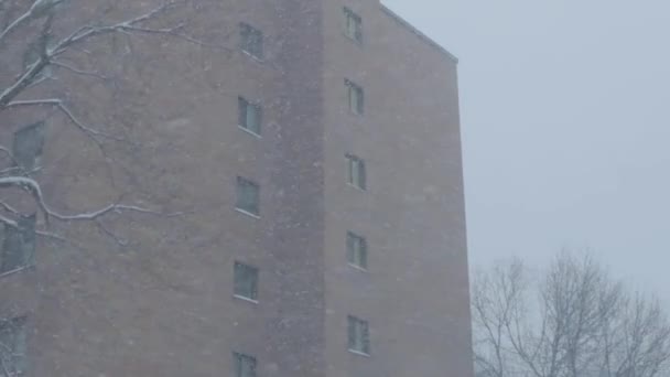 Flervåningshus i snöstorm — Stockvideo
