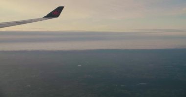 Uçuş sırasında uçak penceresi görünümü.