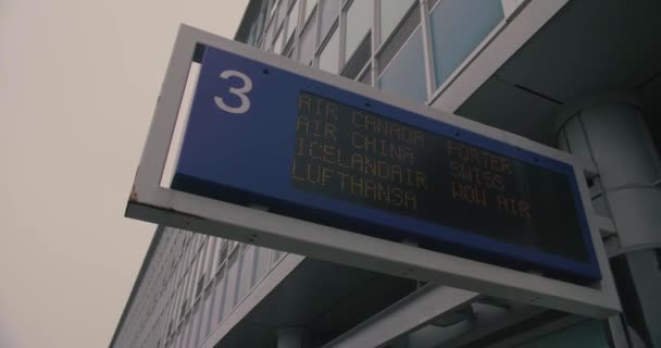 Outdoor flight information display board — Stock Video