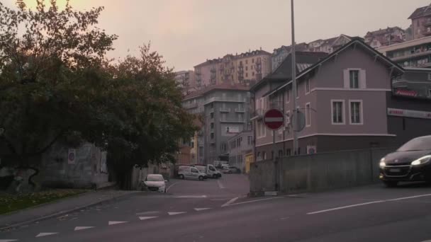 Schweizer city street urban view bei Einbruch der Dunkelheit. — Stockvideo