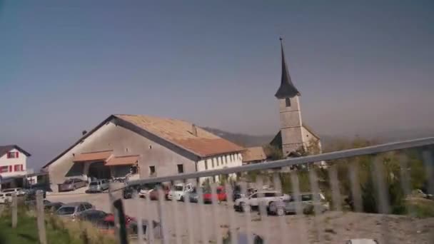 Araba kullanırken İsviçre köyü manzarası. — Stok video