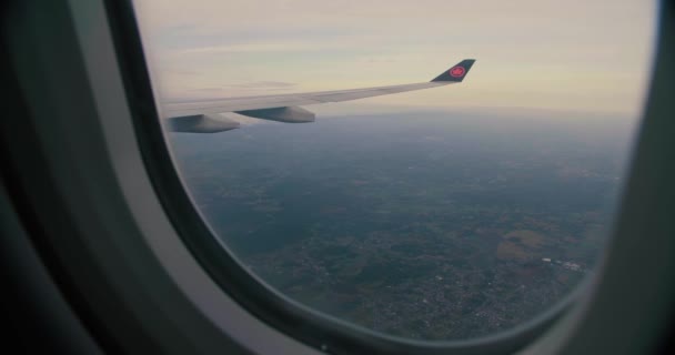 Вид вікна літака під час польоту . — стокове відео