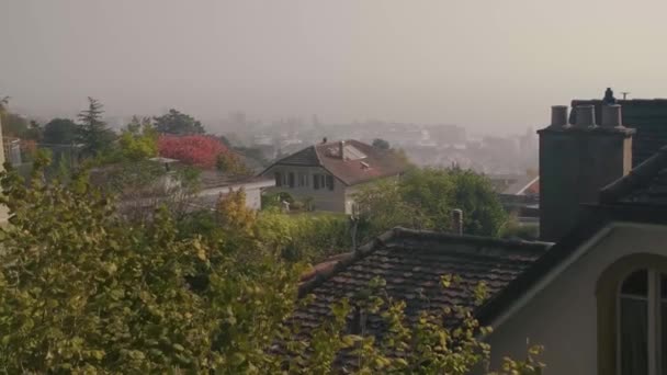 Blick auf die Stadt Neuchatel bei nebligem Wetter. — Stockvideo