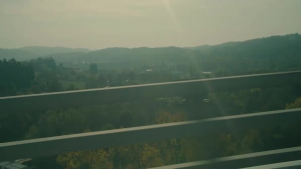 Blick auf die Straße während der Fahrt auf der Autobahn. — Stockvideo